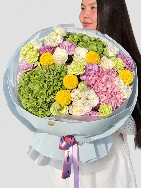 Букет "Dream Garden" — «Dream Garden» — воздушный букет из 7 гвоздик, 5 хризантем, 4 эустом, 3 гортензий и 1 розы.